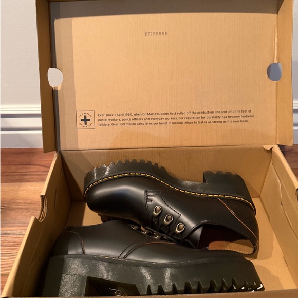 Dr. Martens Womens black shoes Leona Lo Leather New in Box - Picture 6 of 8